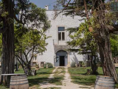 Riprendiamo ora la stradina per giungere fino a Villa Pinto (ex Villa Gallo), edificio del 1729 ora diventato una sala ricevimenti, mantenendo per� il candido e semplice aspetto originale